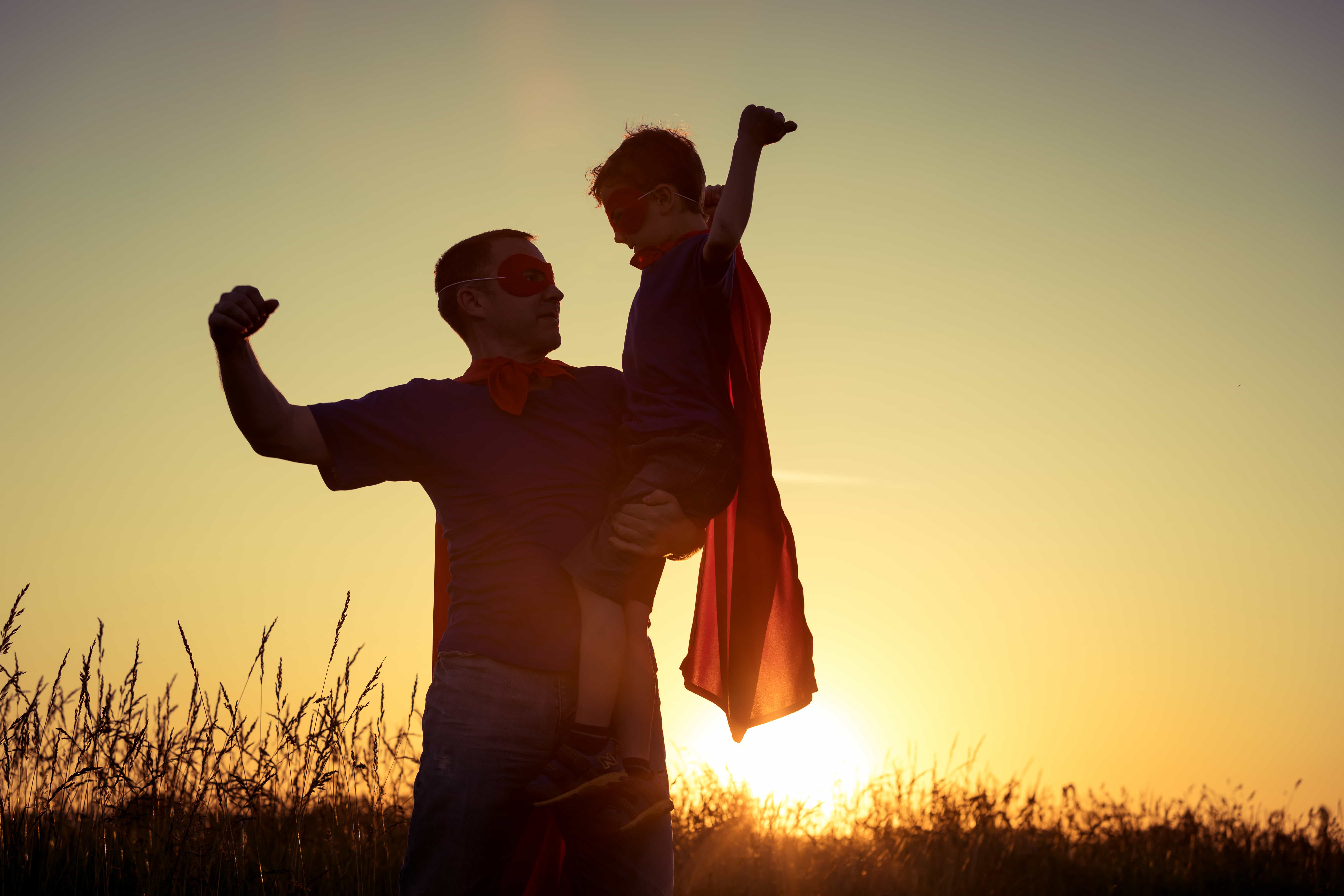 My father and i play. Отец и сын со спины. Father's Day. Отец одиночный. Father's Day картинки красивые.