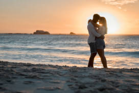 Seelenpartner manifestieren, umarmen sich am Strand