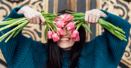 Selbstliebe kultivieren heißt sich selbst bedingungslos anzunehmen Frau mit Tulpen vor Gesicht